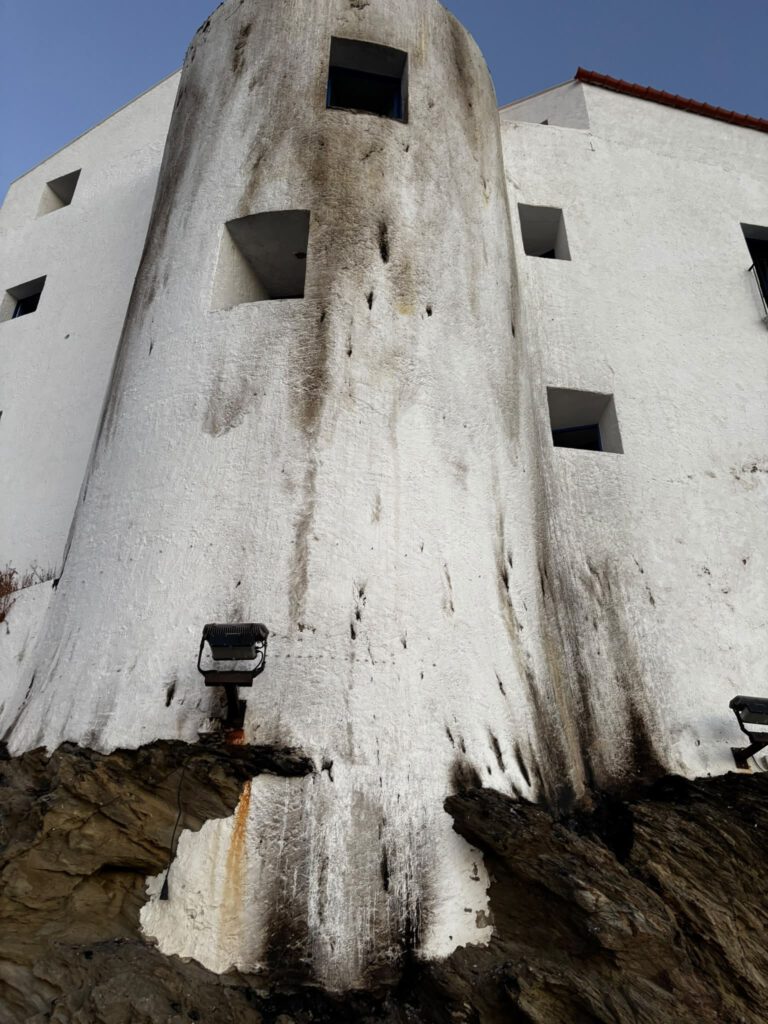 Queman una «estelada» colgada en un edificio protegido del siglo XII de Cadaqués **/ Ayuntamiento de Cadaqués**