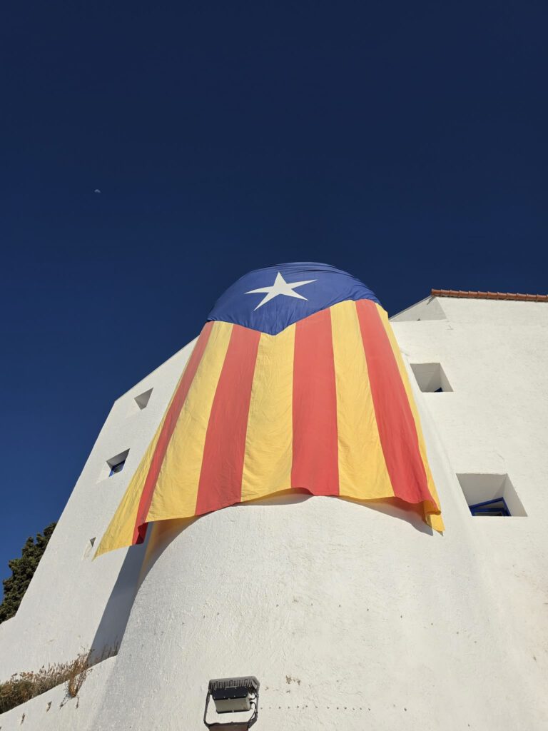 Queman una «estelada» colgada en un edificio protegido del siglo XII de Cadaqués **/ Ayuntamiento de Cadaqués**