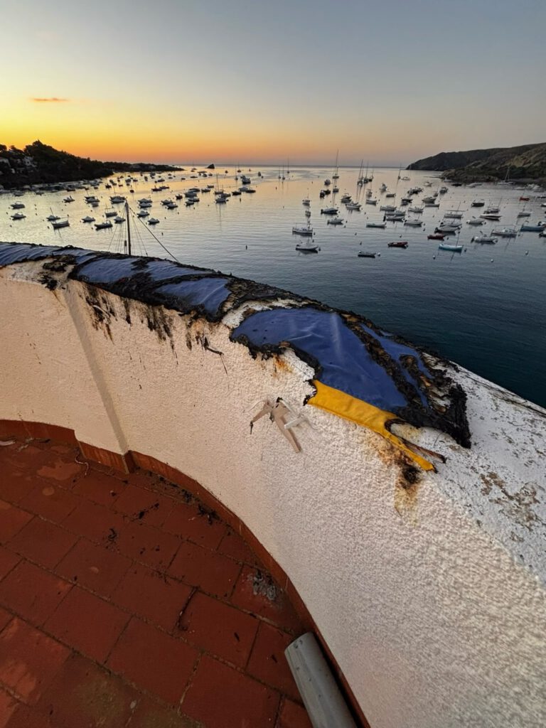 Queman una «estelada» colgada en un edificio protegido del siglo XII de Cadaqués **/ Ayuntamiento de Cadaqués**