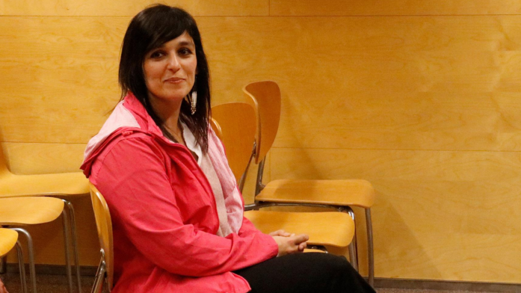Silvia Orriols sentada en la sala del palacio de la justicia de Girona