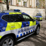 Tres vehiculos de la Policia Municipal de Girona, expuestos en la entrada de la comisaria de la misma policia / AYUNTAMIENTO DE GIRONA