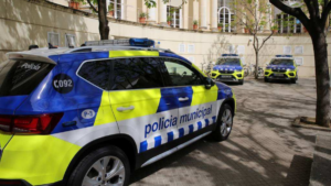 Tres vehiculos de la Policia Municipal de Girona, expuestos en la entrada de la comisaria de la misma policia / AYUNTAMIENTO DE GIRONA