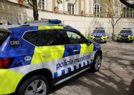 Tres vehiculos de la Policia Municipal de Girona, expuestos en la entrada de la comisaria de la misma policia / AYUNTAMIENTO DE GIRONA