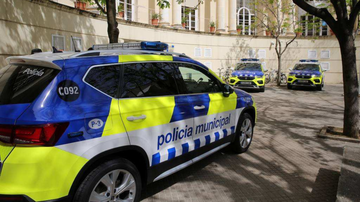 Tres vehiculos de la Policia Municipal de Girona, expuestos en la entrada de la comisaria de la misma policia / AYUNTAMIENTO DE GIRONA