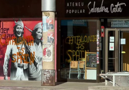 Un ataque al Ateneu Popular Salvadora Catà, con una pintada "Catalonia Is Spain" / GIRONINA