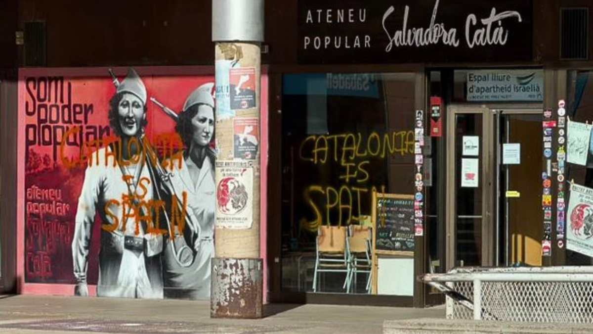 Un ataque al Ateneu Popular Salvadora Catà, con una pintada "Catalonia Is Spain" / GIRONINA