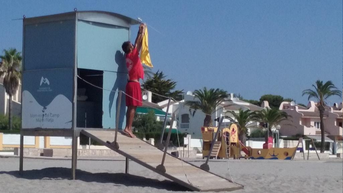 Un socorrista en una playa de Catalunya / PC