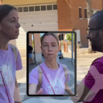 A la izquierda la profesora y a la derecha Sergi Fabri duarante la primera carpa de VOX en Sarrià de Ter