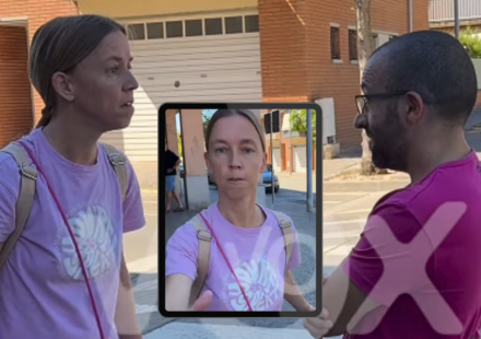 A la izquierda la profesora y a la derecha Sergi Fabri duarante la primera carpa de VOX en Sarrià de Ter
