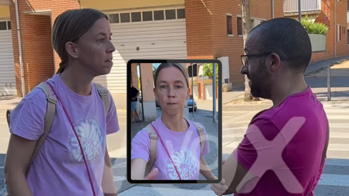 A la izquierda la profesora y a la derecha Sergi Fabri duarante la primera carpa de VOX en Sarrià de Ter