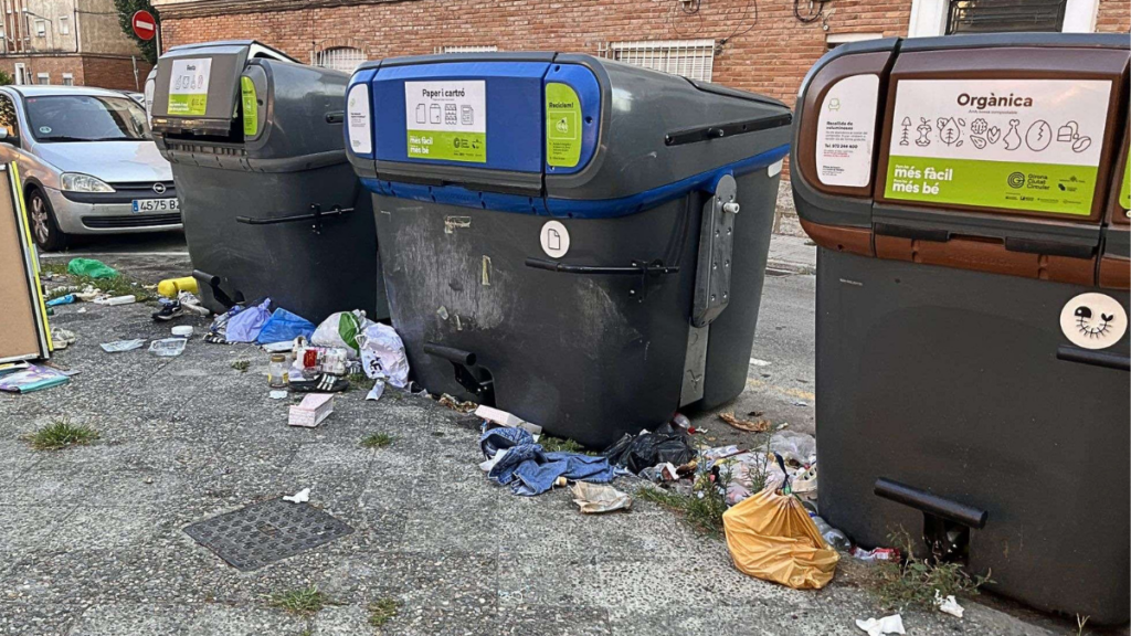 Contenedor de basuras en Girona, desbordado