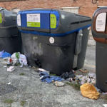Contenedor de basuras en Girona, desbordado