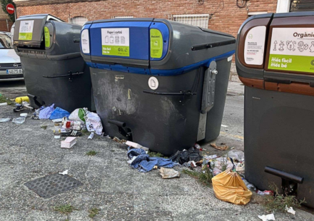 Contenedor de basuras en Girona, desbordado