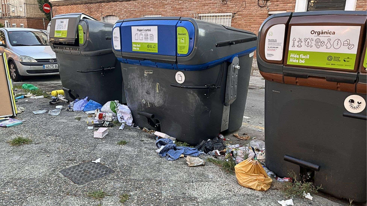 Contenedor de basuras en Girona, desbordado